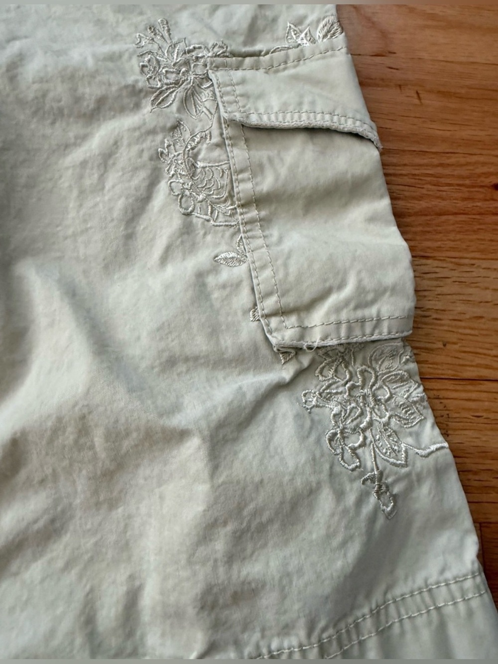 Banana Republic Vintage Y2K Embroidered Cream Cargo Shorts 4